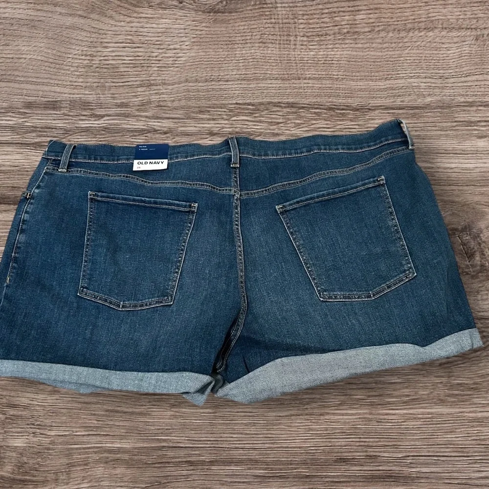 Old Navy NEW Mid Rise Medium Wash Denim Shorts Women’s Plus Size 26 NWT